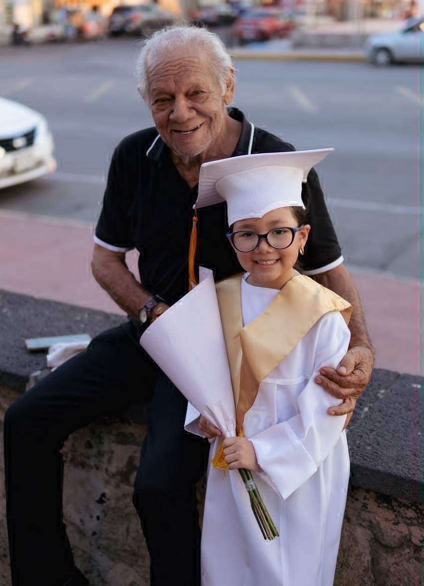$!La pequeña junto a su abuelo paterno Cristóbal Vallejo Orozco.