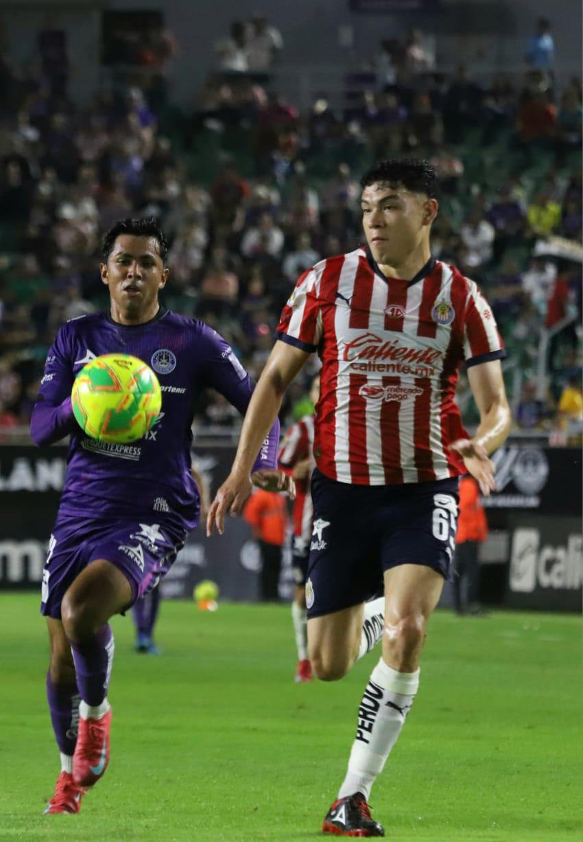 $!Mazatlán rescata el empate en un partido de locura y drama frente a las Chivas