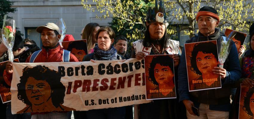 $!Indígenas lencas protestan durante el juicio por la muerte de la lideresa hondureña Berta Cáceres, asesinada el 3 de marzo en 2016.