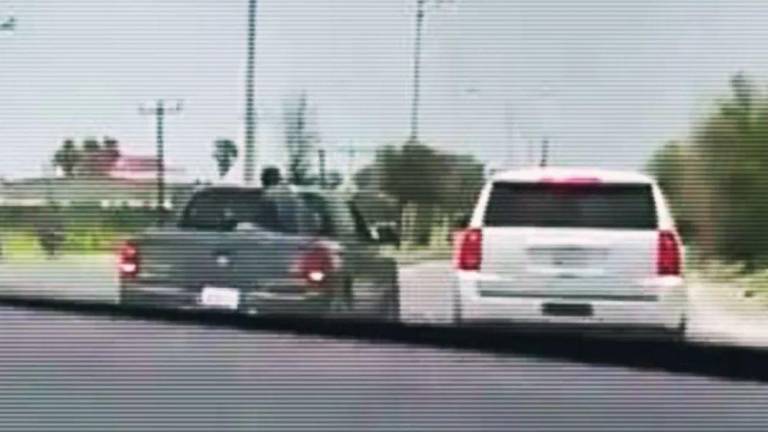 Momento en el que sujetos armados detienen la camioneta donde viajaba Mario Delgado en Tamaulipas.