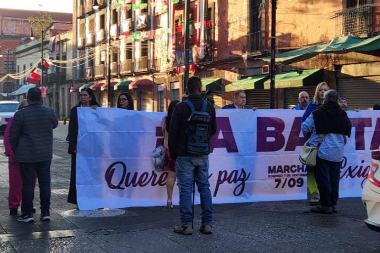 Activistas y empresarios protestan afuera del Palacio Nacional, por violencia en Sinaloa
