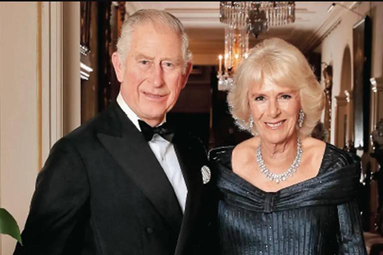 Adelanta revista su portada con los reyes de Inglaterra