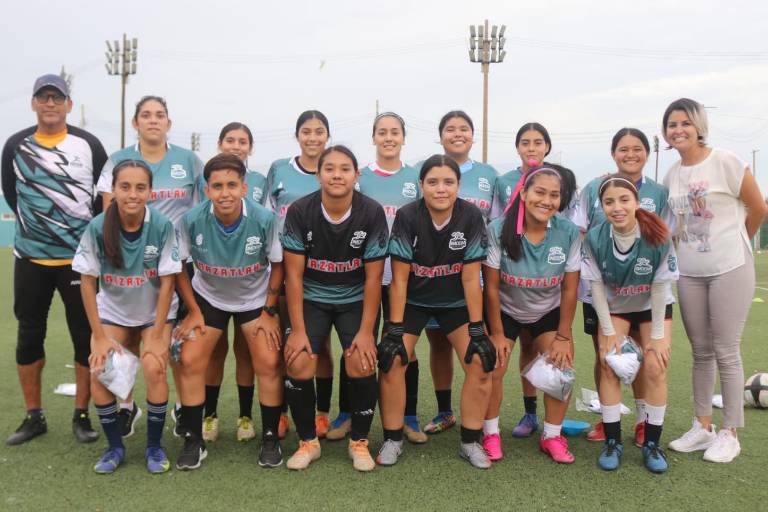 Selección Mazatlán recibe uniformes para encarar el Estatal Libre Femenil