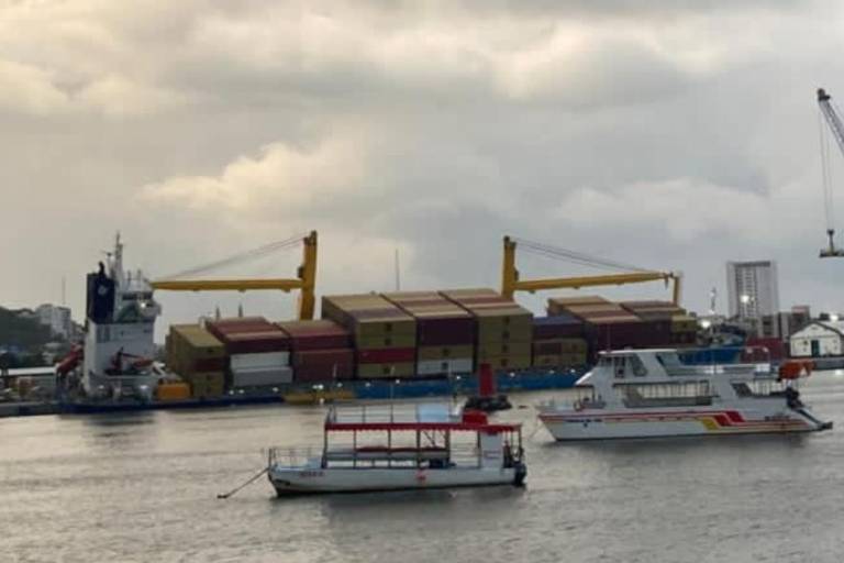 Barco de carga se hunde en muelles del puerto de Mazatlán