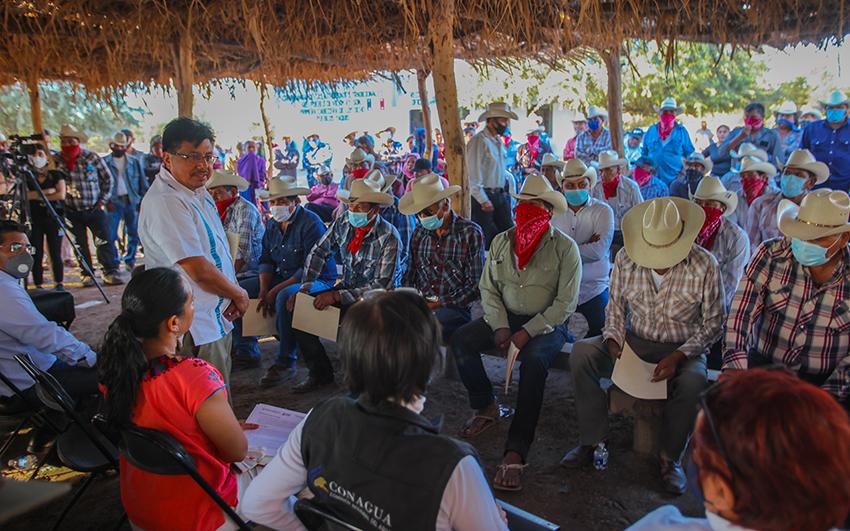 $!Adelfo Regino, titular del INPI, en reunión con siete de los 8 gobernadores tradicionales del pueblo Yaqui.