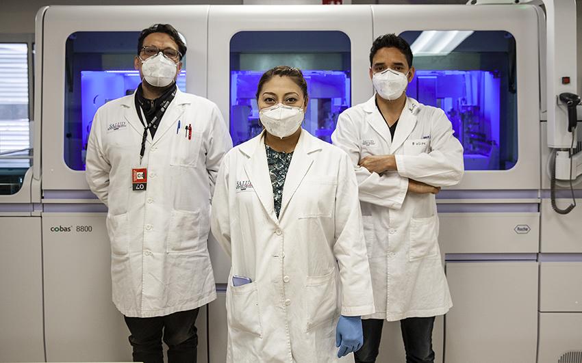 $!Elizabeth Andrade, Helios Cárdenas Felipe Arguijo, quienes forman parte del equipo que investiga las variantes del virus SARS-CoV-2.