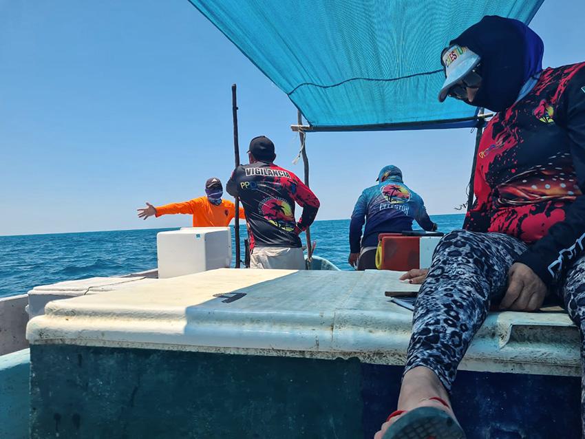 $!Cuando encuentran a pescadores furtivos los exhortan a abandonar la zona.