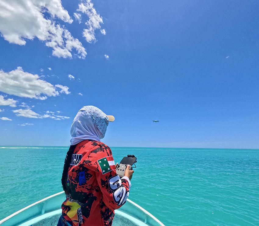 $!Las mujeres que protegen las zonas de conservación marina de Yucatán se han capacitado en el uso de drones para facilitar la vigilancia en altamar.
