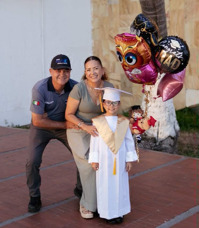 $!Raúl Gallardo y Chely Fernández junto a su nieta.