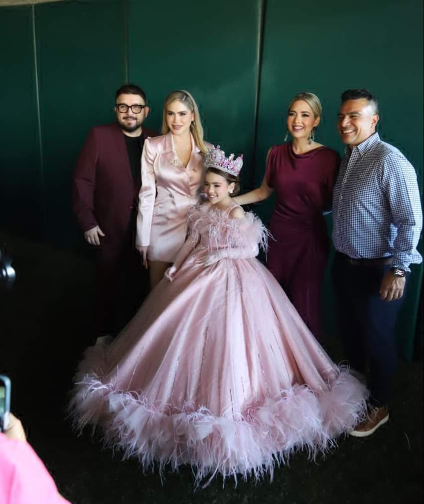 $!Ximena, entre sus padres Poncho Lizárraga y Celia Correa de Lizárraga, y la Alcaldesa Estrella Palacios y Román Lizárraga.