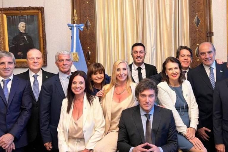 Gobierno de Milei devalúa más de 50% el peso argentino
