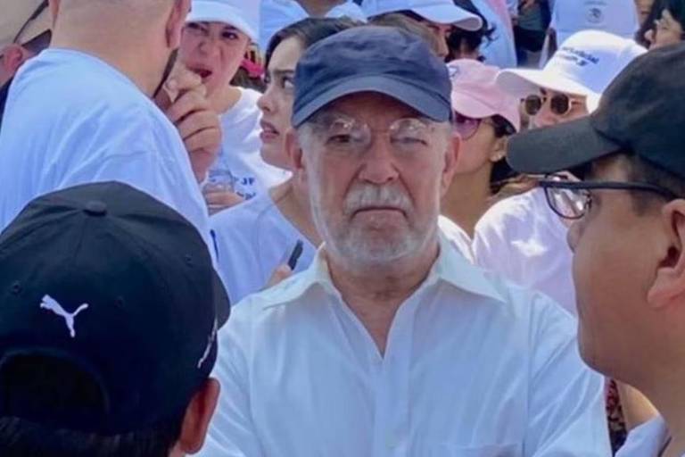 Critica López Obrador, otra vez, a Ministro, por salarios