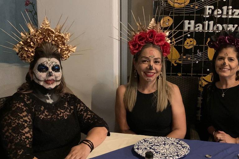 Viven Noche de Catrinas ex alumnas del Colegio Montferrant