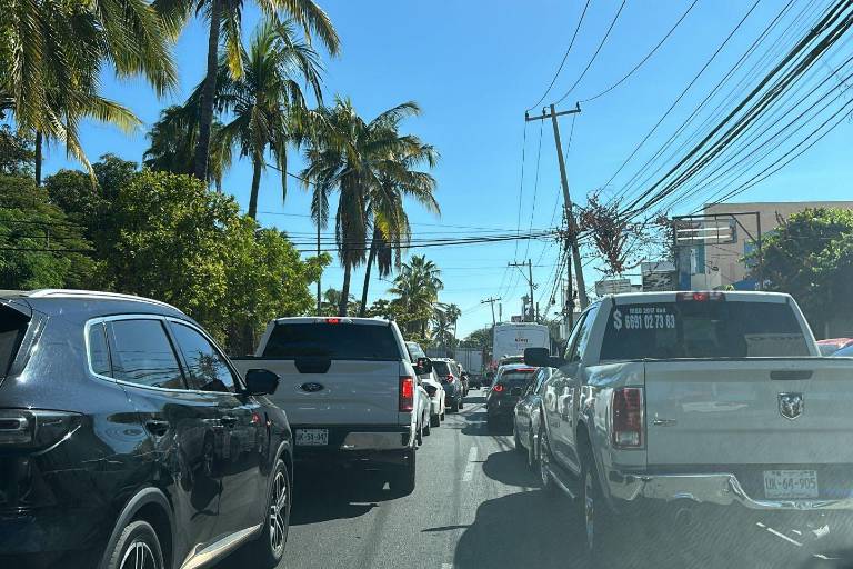 Desfile ‘revolucionario’ en Mazatlán cumple dos horas y media y provoca caos vial