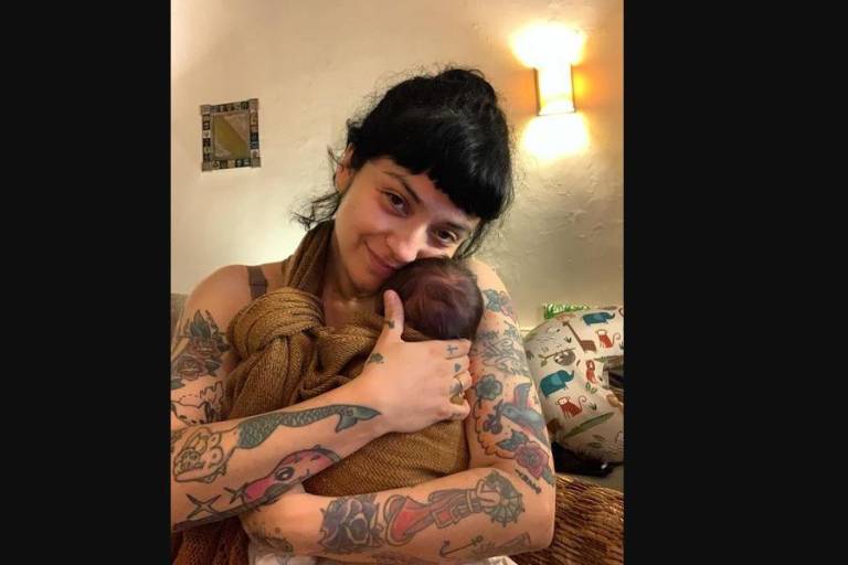 ‘Primeriza, despeinada y trasnochada’, así presenta Mon Laferte por primera vez a su bebé