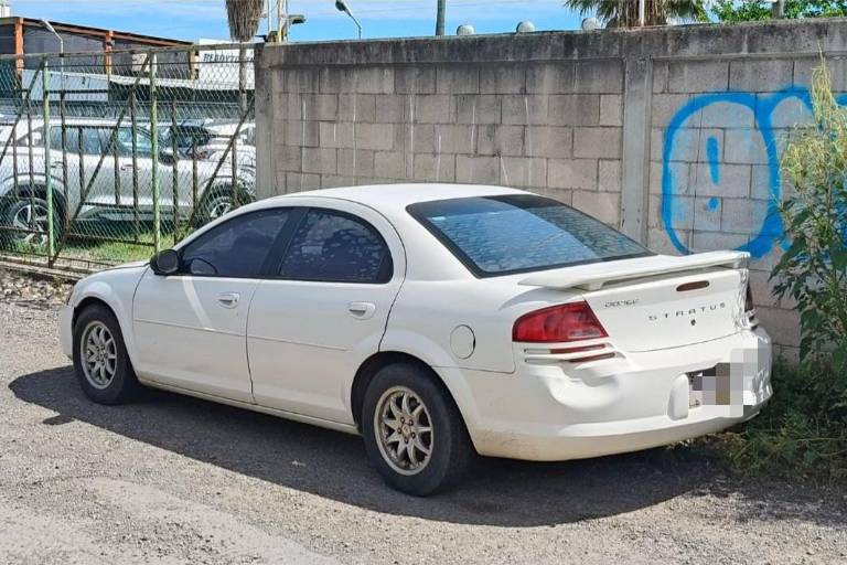 Vehículo abandonado en el sector Del Valle fue por un robo a un banco; dentro aseguran un arma de fuego