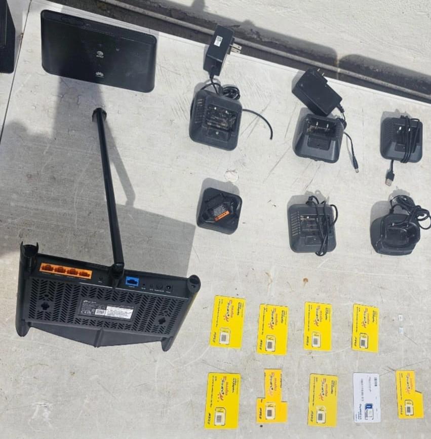 $!Decomisan drogas, armas y 15 celulares en revisión al penal de Aguaruto, Culiacán