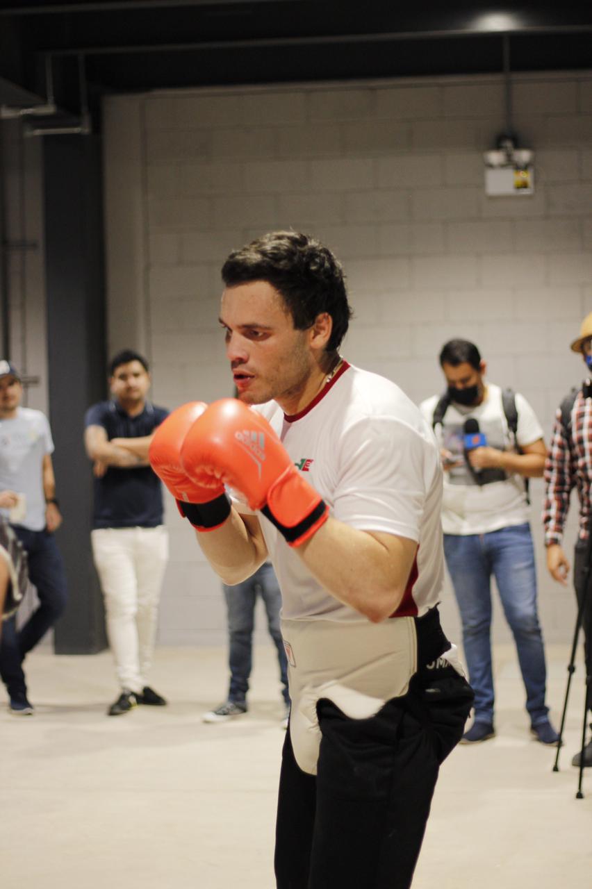 $!Julio César Chávez Jr. muestra su preparación en exhibición pública