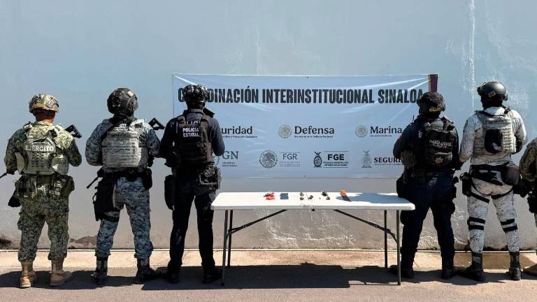 Autoridades resguardan lo asegurado tras una revisión al interior del Penal de Culiacán.