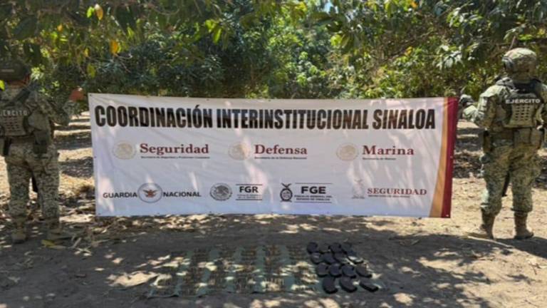 Efectivos del Ejército Mexicano durante el aseguramiento de municiones en Escuinapa.