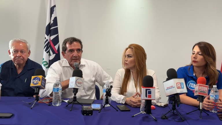 El líder moral del PAS, Héctor Melesio Cuén Ojeda, en una conferencia de prensa para dar a conocer los hechos de la desaparición de Luis Alonso García Corrales.