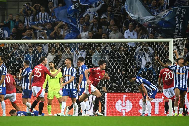 Harry Maguire sale al rescate del Manchester United en la Europa League