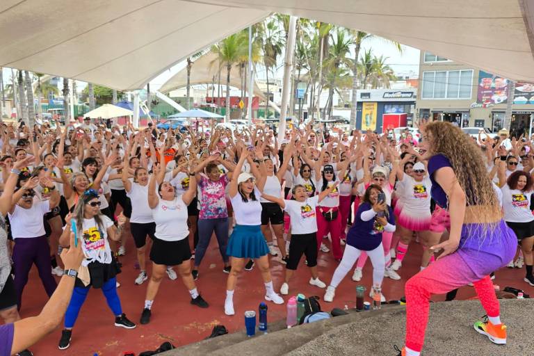 Más de 700 personas acuden al quinto Zumbathon, en Playa Norte