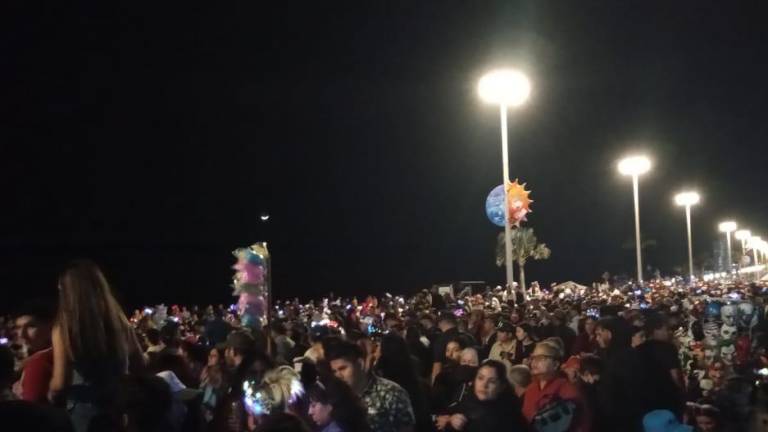 Multitudinaria respuesta de espectadores presencian primer desfile del Carnaval de Mazatlán