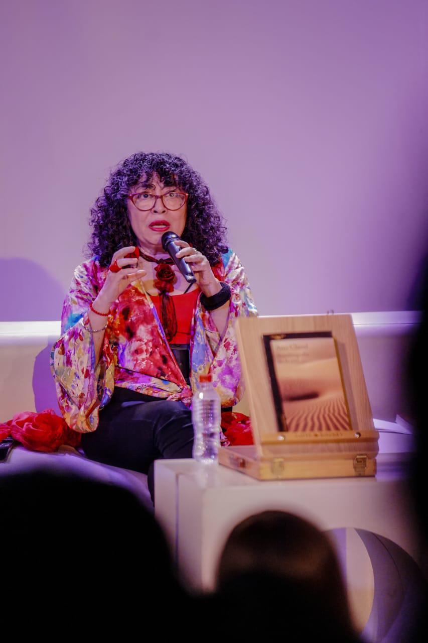 $!La autora Ana Clavel compartió con el público su obra premiada.