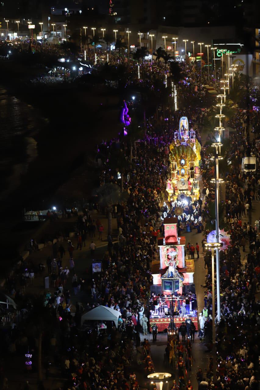 $!Disfrutan cerca de 125 mil personas del segundo y último desfile del Carnaval de Mazatlán