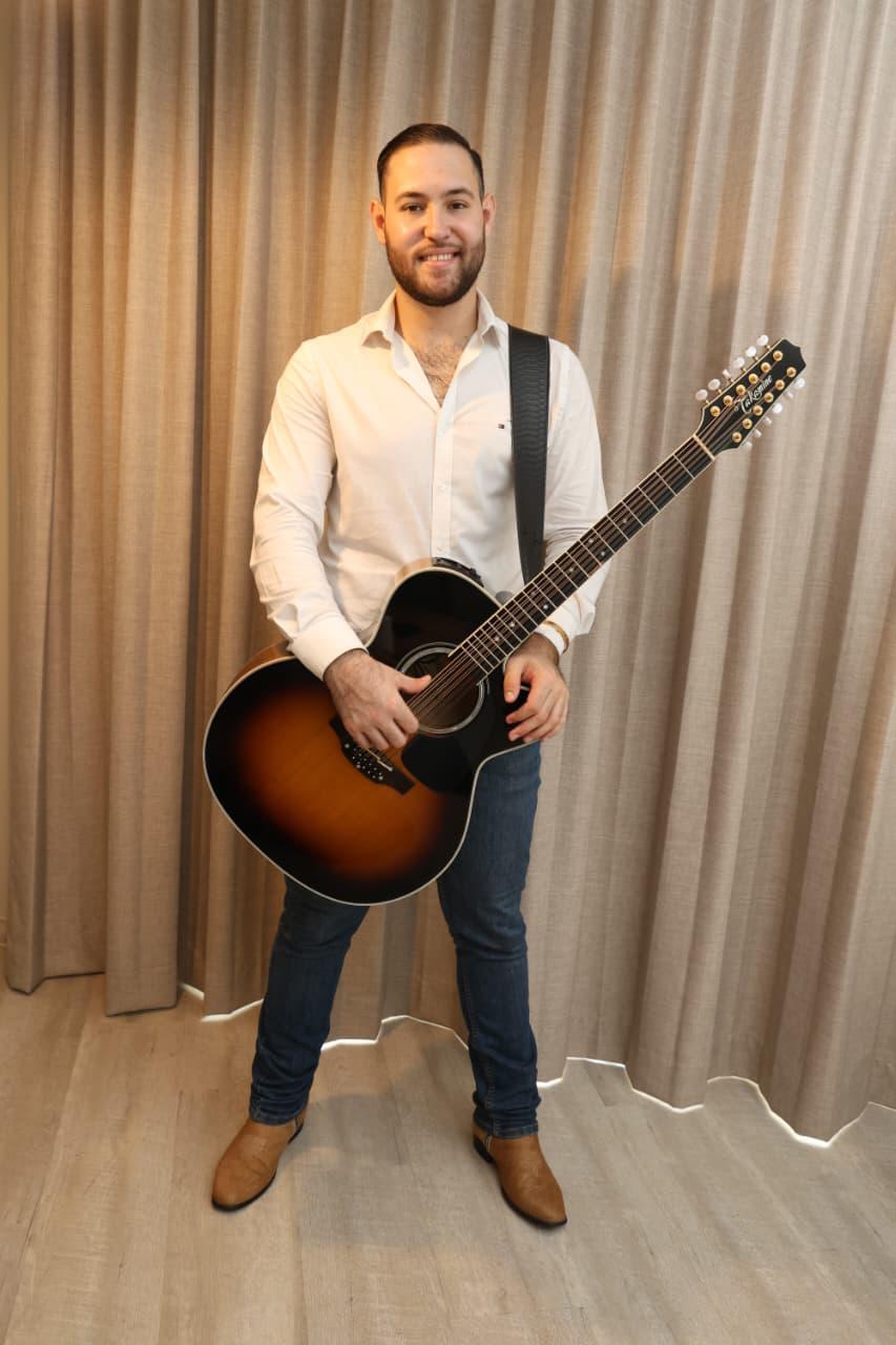 $!El intérprete ha presentado tres canciones, como lo son ‘Es Probable’, ‘Brillas’ y ‘La Muchacha que me gusta’.