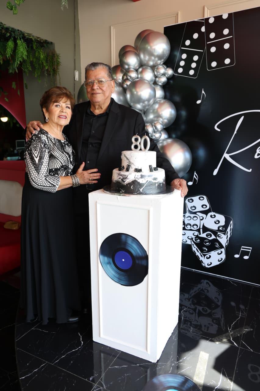 $!Rodolfo Cisneros Enciso celebró en compañía de su esposa, María Elena Mendoza de Cisneros.