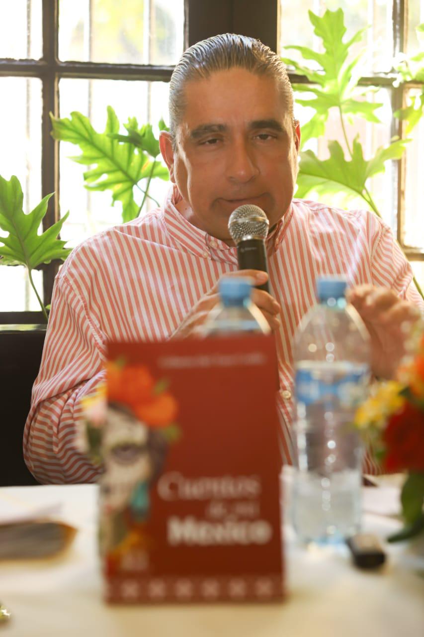 $!El Chef Gilberto del Toro explica a los presentes los motivos que lo llevó a la literatura.