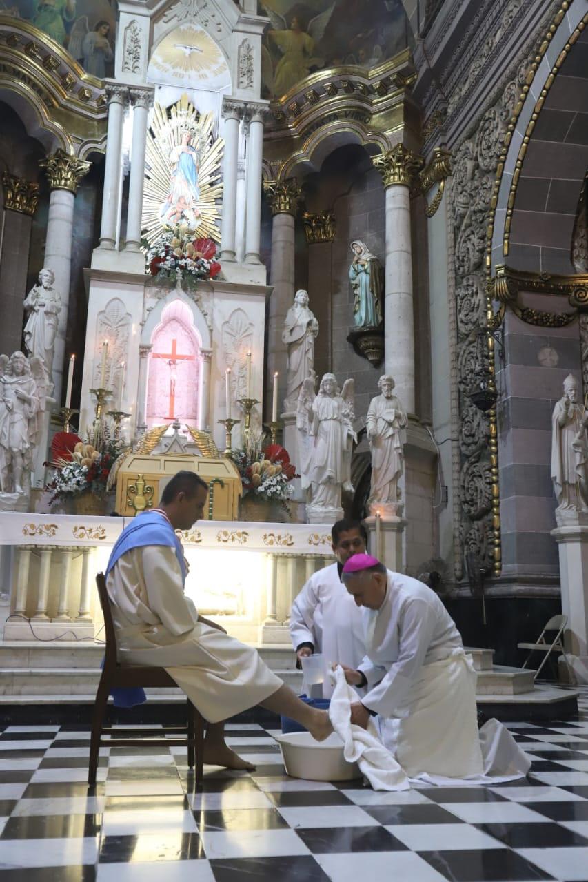 $!Conmemoran la Sagrada Eucaristía en la Cena del Señor y el lavatorio de los pies