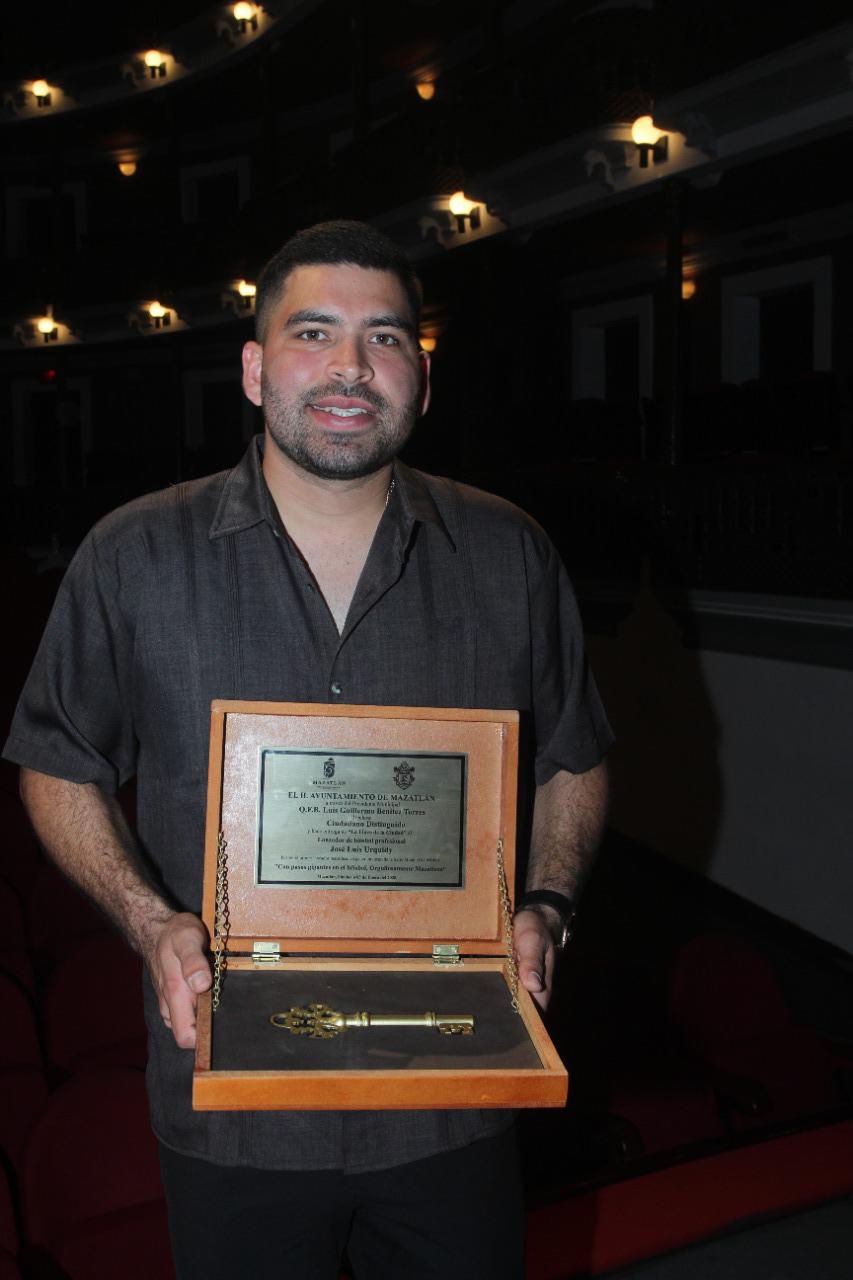 $!José Urquidy, con el reconocimiento que le dio Mazatlán en 2020.