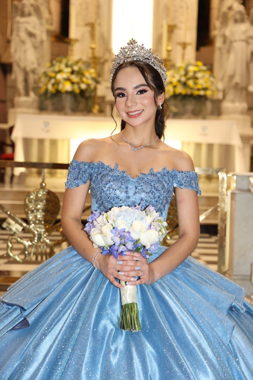 $!Alexa Anayansi da gracias a Dios por sus 15 años.
