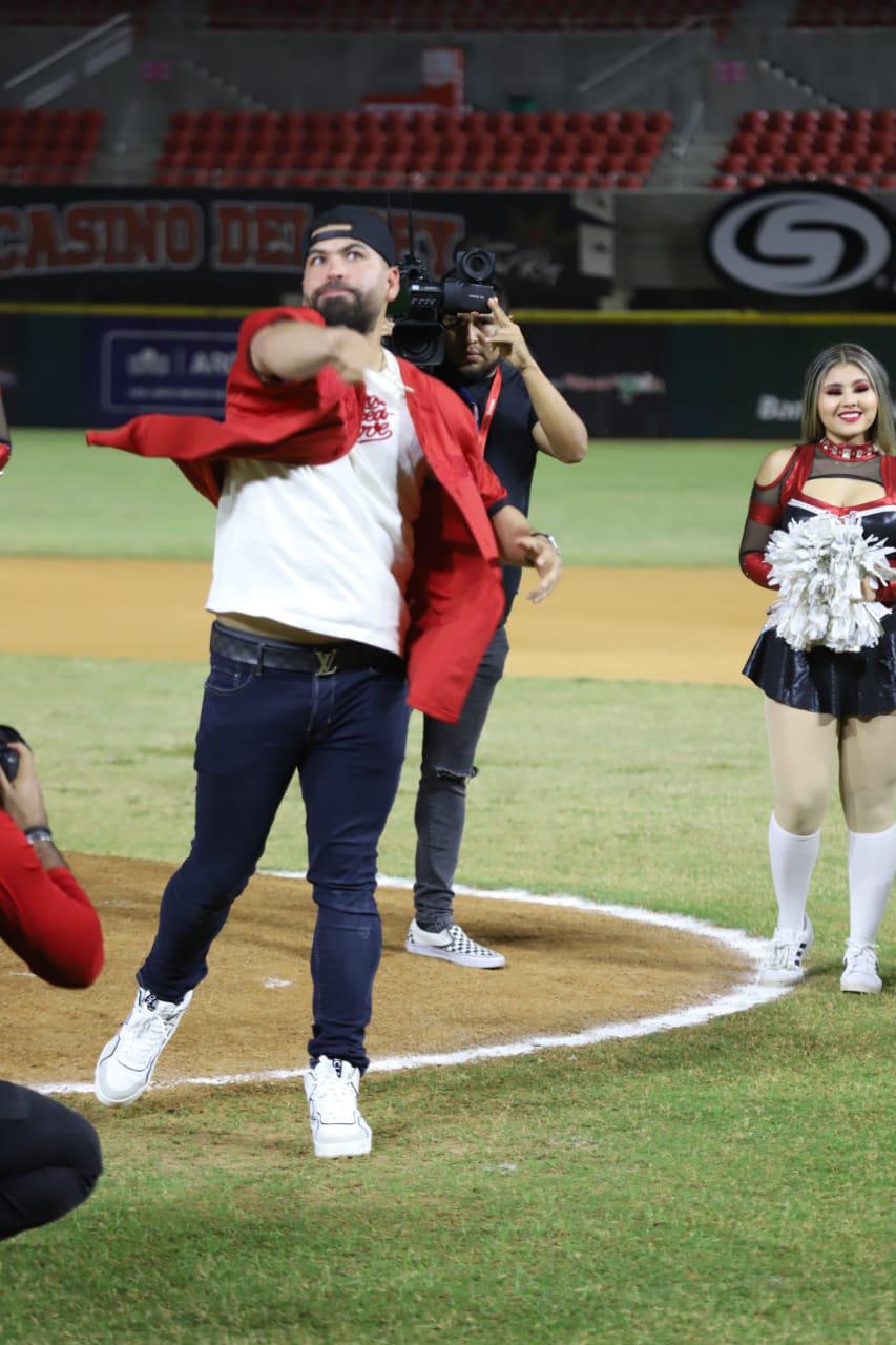 $!José Urquidy lanza la primera bola en el juego Venados-Sultanes