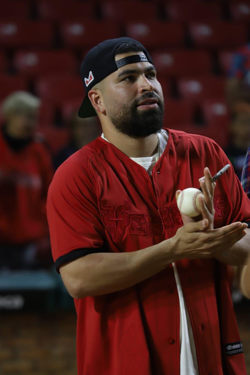 $!José Urquidy lanza la primera bola en el juego Venados-Sultanes