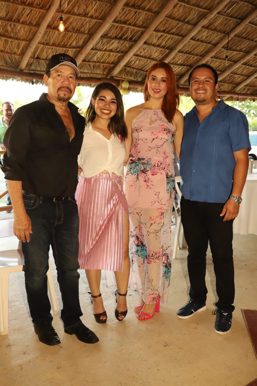 $!Adriana Berenice entre su papá, Martín Luis Morales Silva, y sus hermanos, Beatriz Alicia y Martín Luis Morales Acuña.