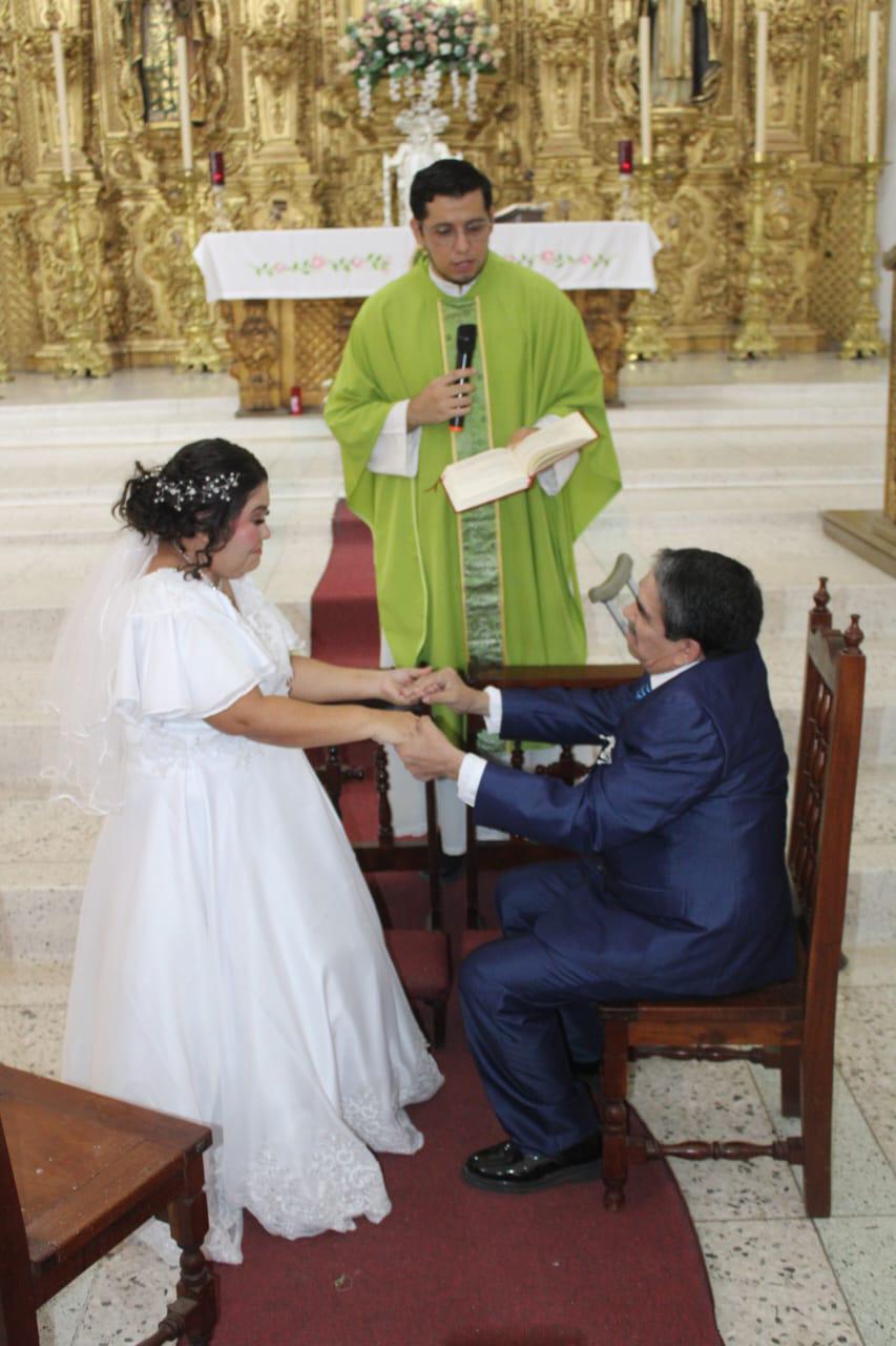 $!Rosarenses cumplen el sueño de Solbelen y ‘Tilico’ de casarse en el Santuario de la Virgen del Rosario