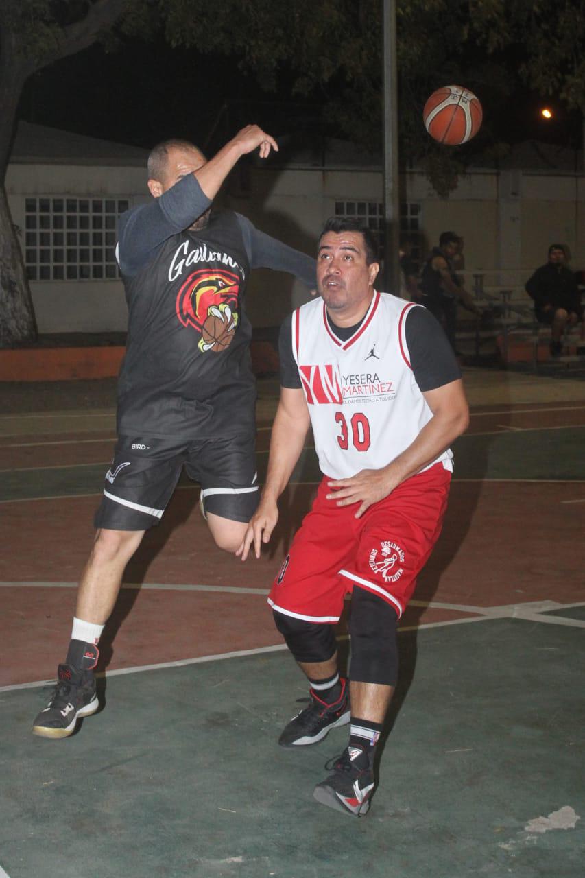 $!Gavilanes depreda a su presa en la Liga Veteranos de Baloncesto Municipal