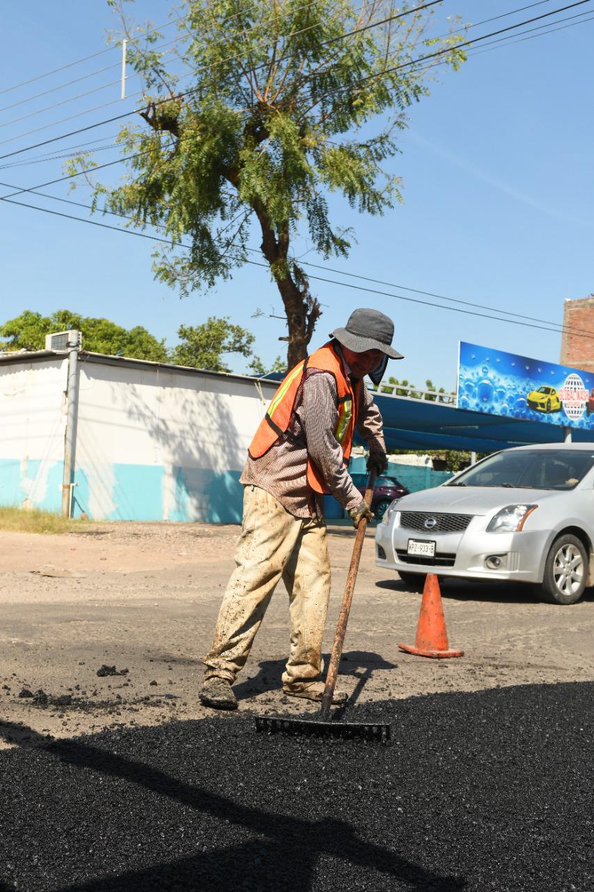 $!Ayuntamiento de Culiacán realiza mantenimiento en distintas vialidades