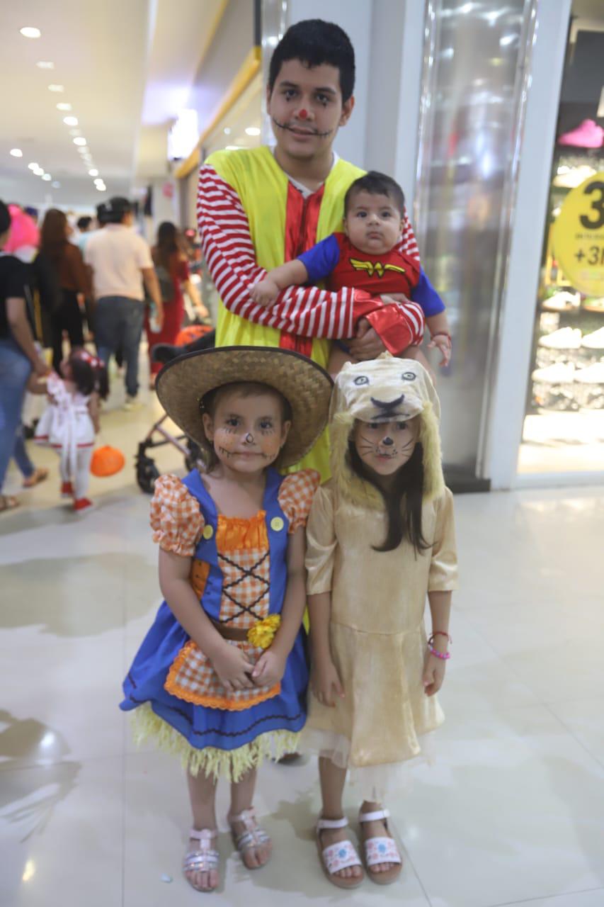 $!Kevin, Emilio, Dafne y Perla Villalobos.