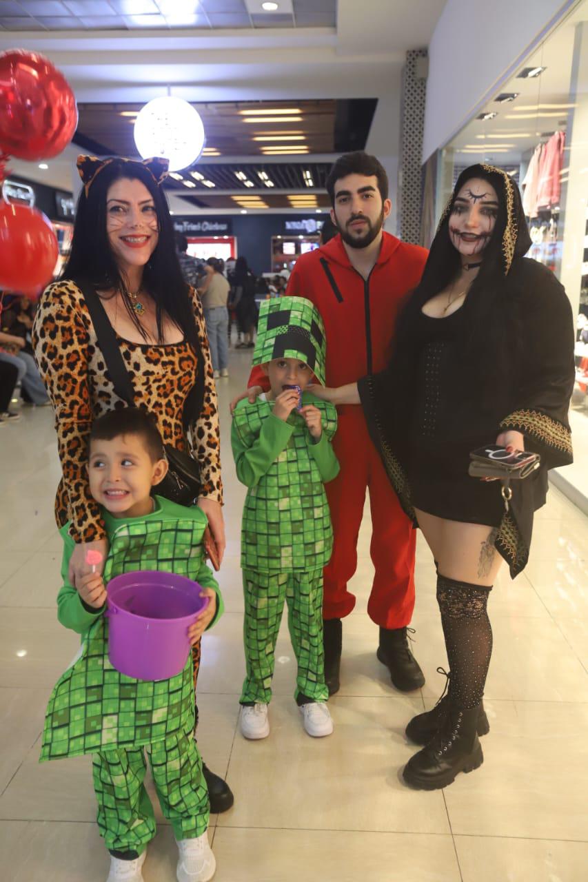 $!María Osuna, Paúl Lizárraga y Jaqueline Lizárraga con los niños Oliver y Aran.