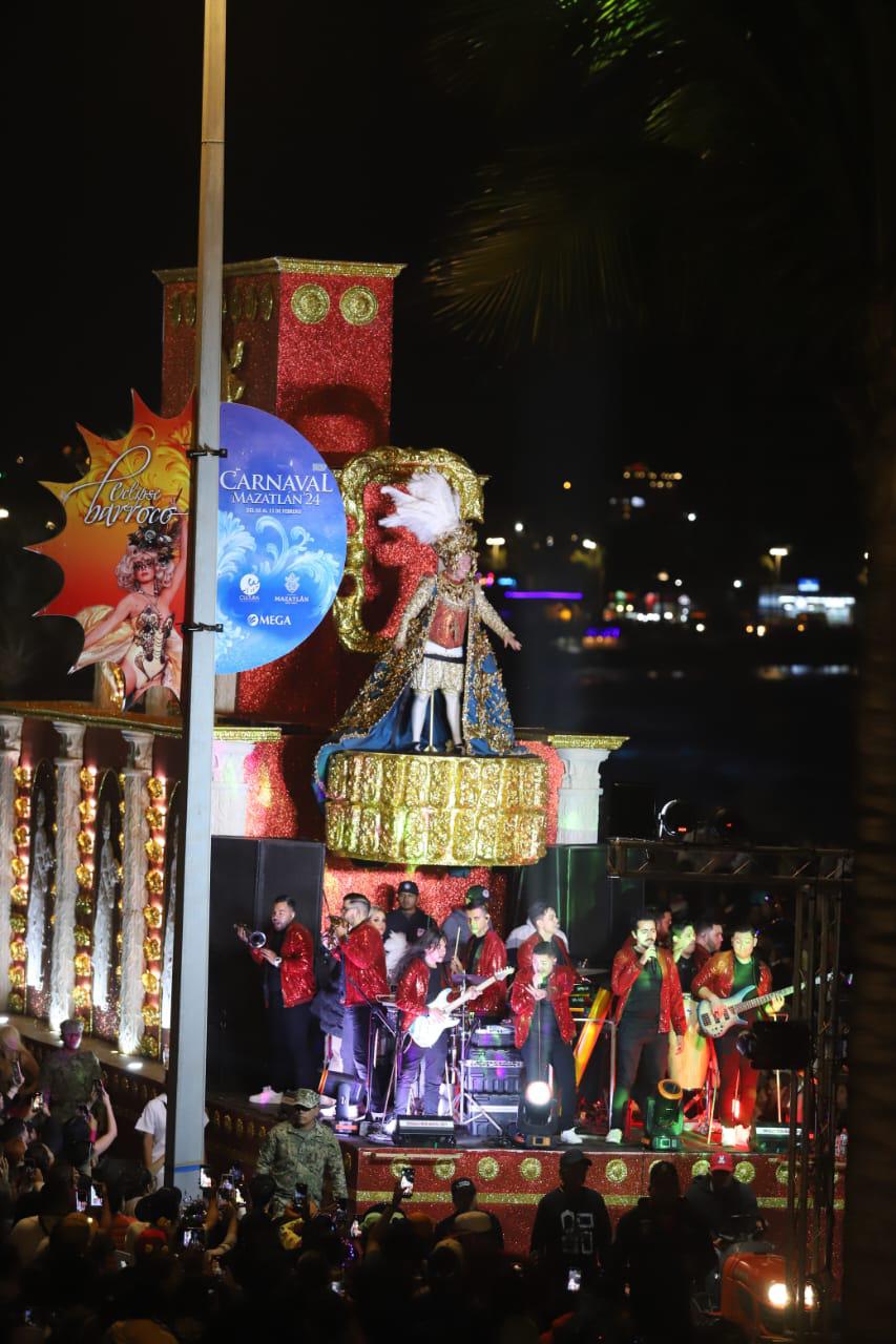 $!Atrae a miles el desfile del Carnaval de Mazatlán; Los Papaquis abren paso a la carroza real
