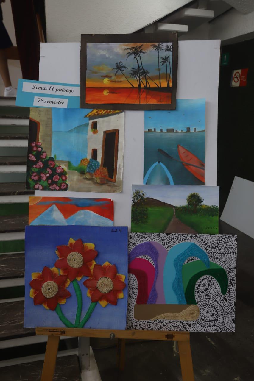 $!Una exposición de pintura daba la bienvenida en el recinto.