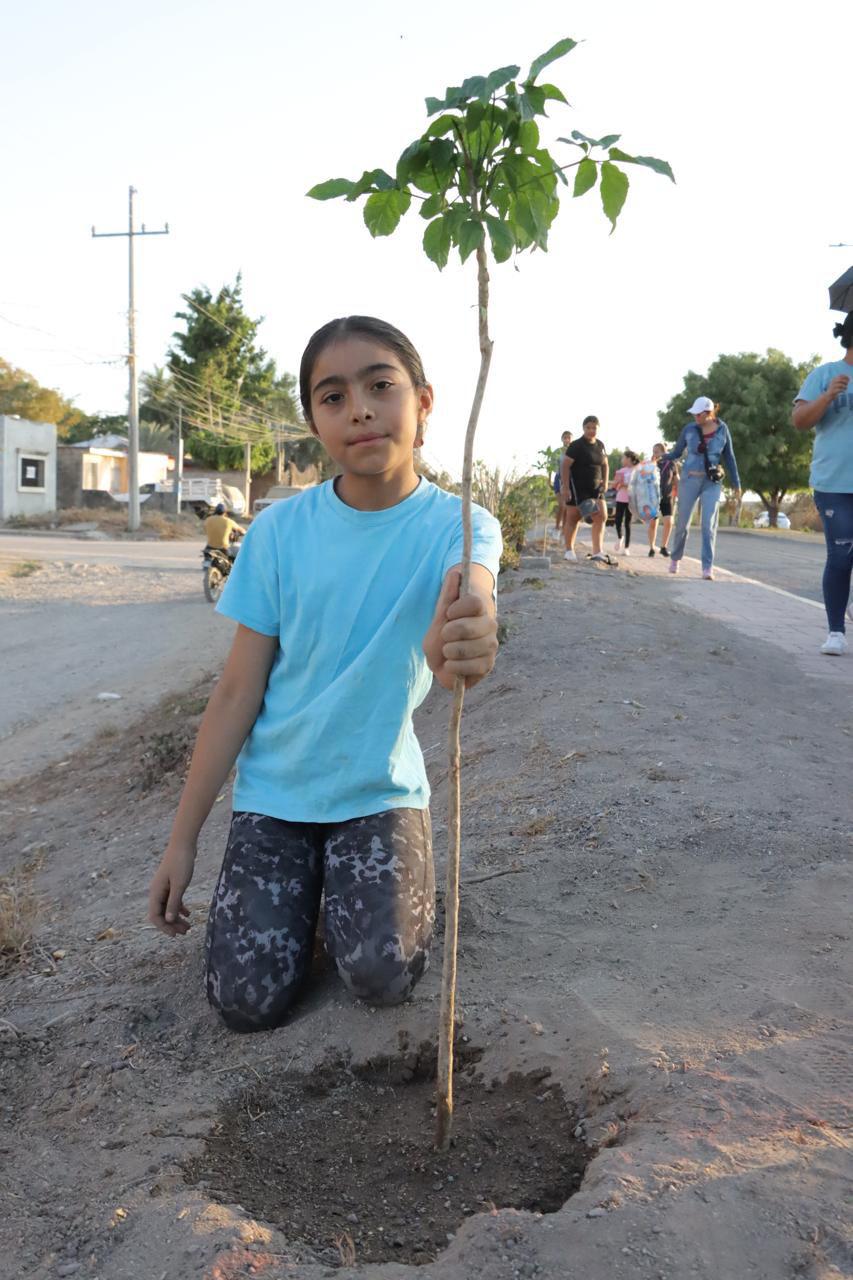 $!Plantan árboles para conmemorar el Día Internacional de la Biodiversidad en Rosario