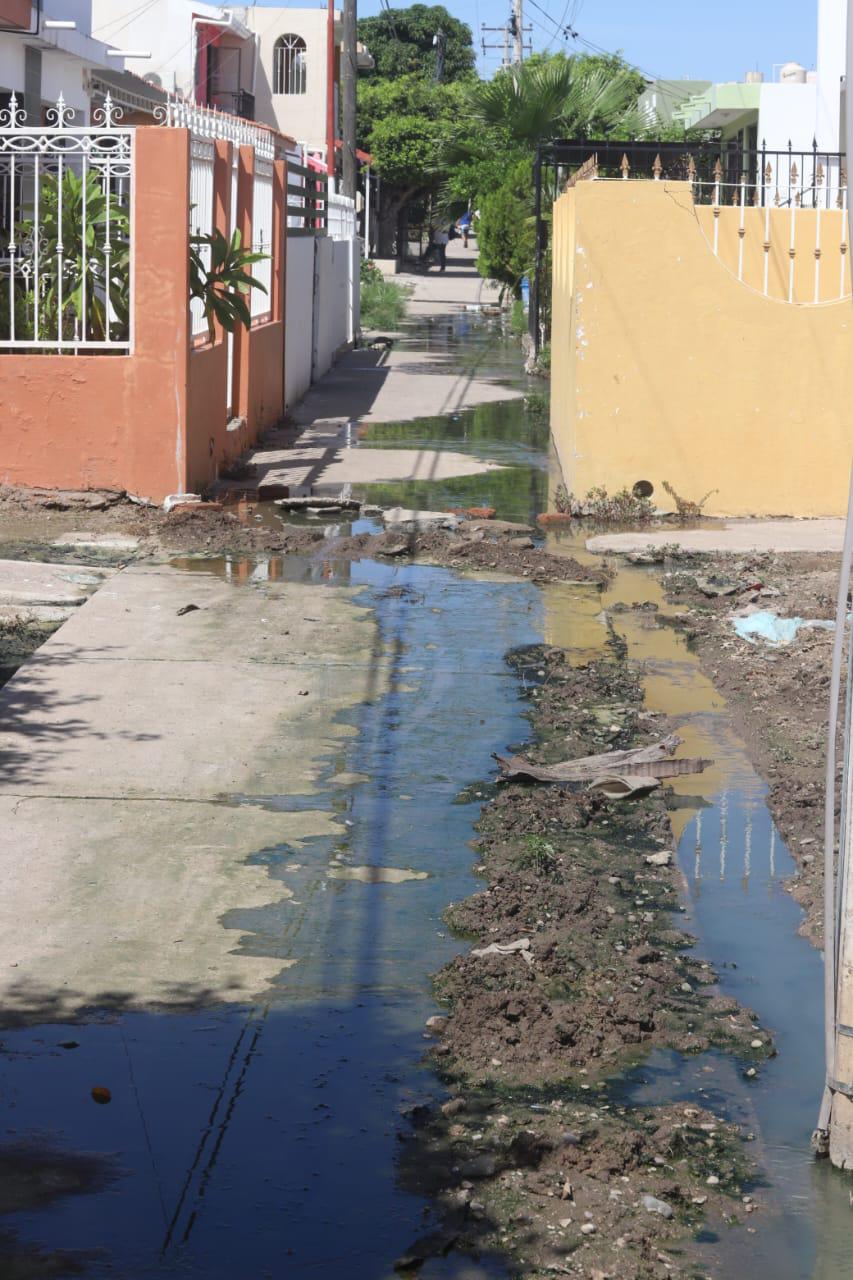 $!Malos olores, contaminación y hasta pérdida de energía, sufren vecinos del Jabalíes por una fuga de aguas negras