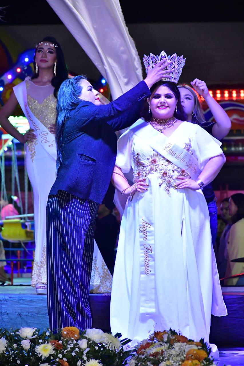 $!Fátima Daniela Álvarez es coronada como Reina de la Expoferia por la presidenta de la Comisión de Mujeres Empresarias de Canaco Mazatlán, Francis Cázarez Oliveros.