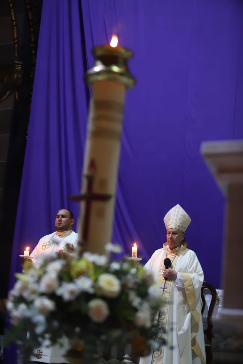 $!Celebran Resurrección de Jesucristo; encienden cirios y bendicen agua en Catedral de Mazatlán